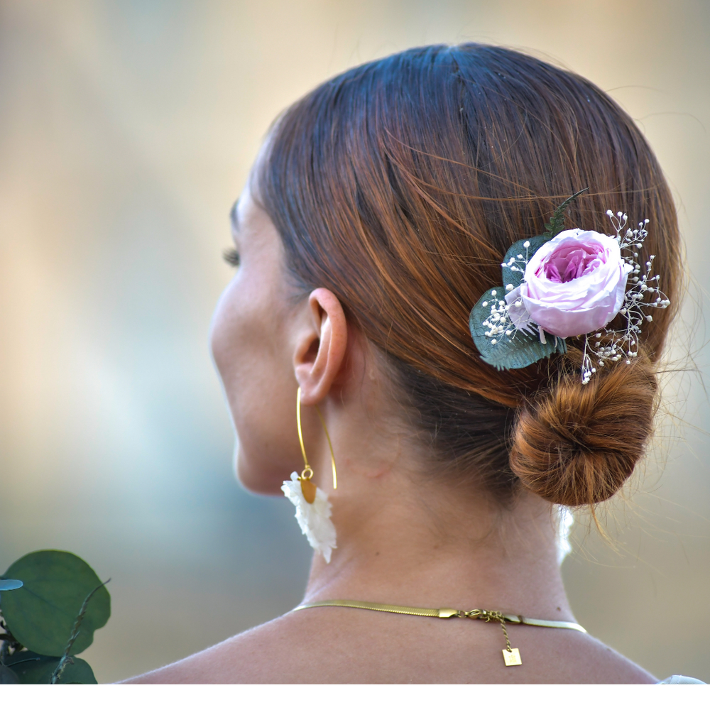 Élégance florale pour vos coiffures de mariage : Les pics à chignon en fleurs stabilisées