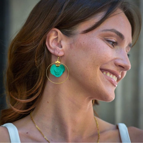 Sublimez votre beauté avec les boucles d’oreilles Bal, élégantes et raffinées, confectionnées à la main à Paris avec des fleurs éternelles.