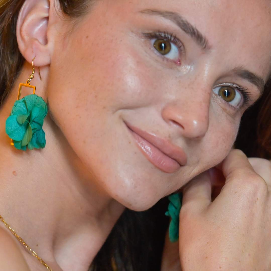 Sublimez votre beauté avec ces boucles d’oreilles, élégantes et raffinées, confectionnées à la main à Paris avec des fleurs éternelles.