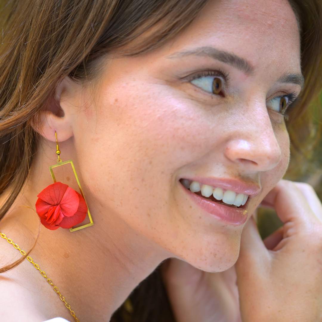 Offrez-lui des boucles d’oreilles inspirées des jardins à la française, élégantes et colorées, confectionnées à la main avec des fleurs éternelles à Paris.