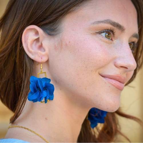 Offrez-lui des boucles d’oreilles inspirées des jardins à la française, élégantes et colorées, confectionnées à la main avec des fleurs éternelles à Paris.