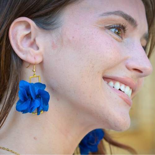 Offrez-lui des boucles d’oreilles inspirées des jardins à la française, élégantes et colorées, confectionnées à la main avec des fleurs éternelles à Paris.