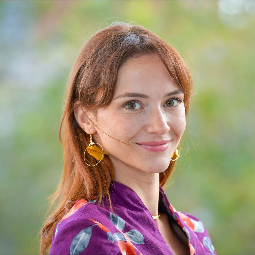 Boucles d’oreilles Bal, élégantes et raffinées, fleurs éternelles stabilisées, confectionnées à la main à Paris, apportant mouvement et poésie à vos tenues.