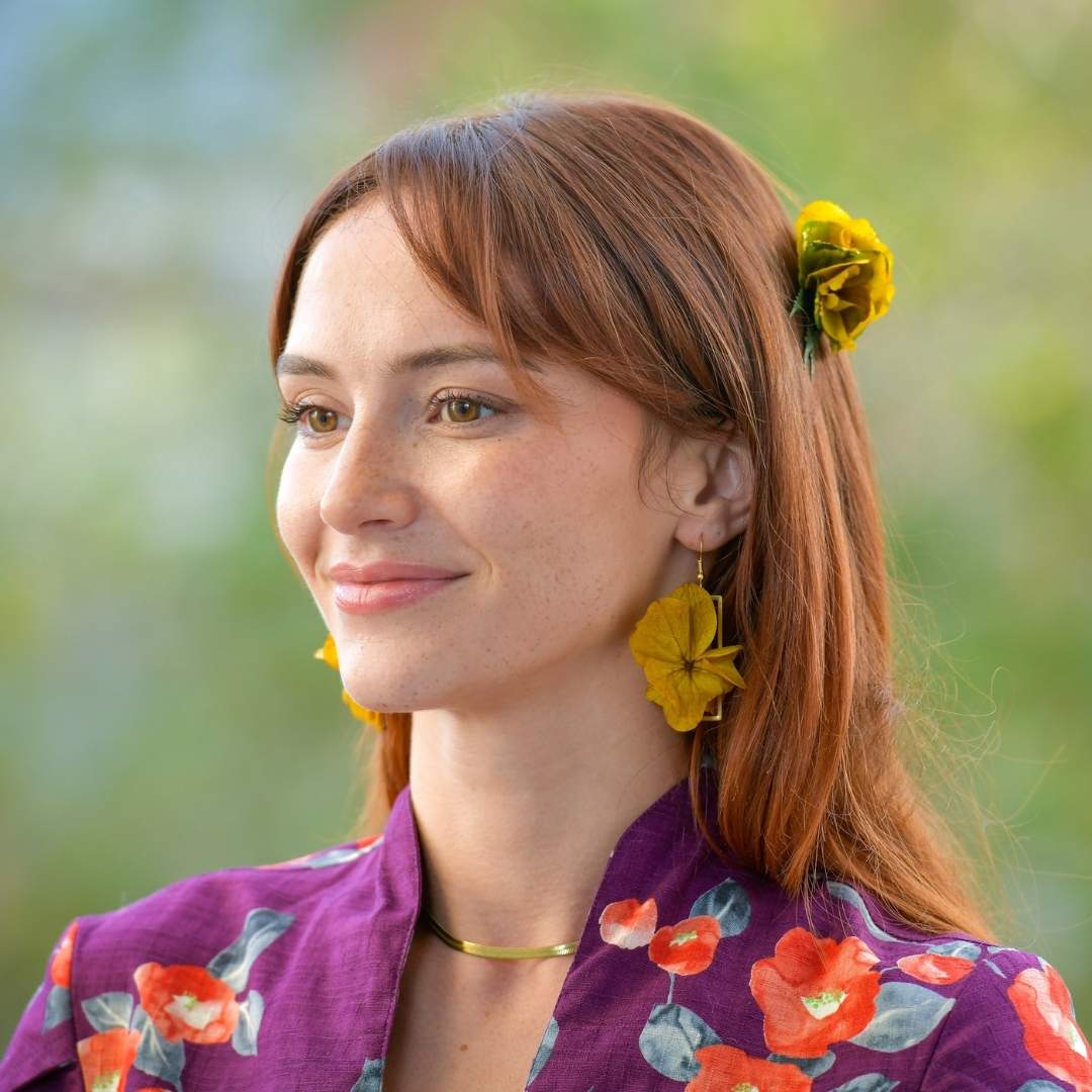 Boucles d’oreilles inspirées des jardins à la française, élégantes et colorées, confectionnées à la main avec des fleurs éternelles à Paris.