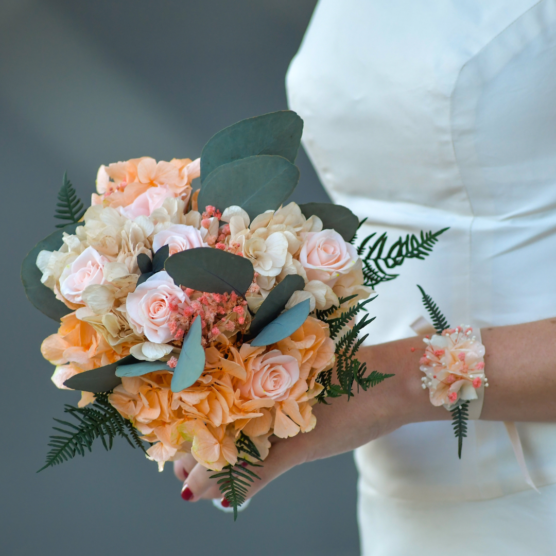 Bouquet inspiré de Gordes, joyau provençal, mêlant lavandes, roses, hortensias et feuillages délicats. Fleurs naturelles stabilisées, confectionnées à la main à Paris, pour un symbole d’élégance et d’éternité.