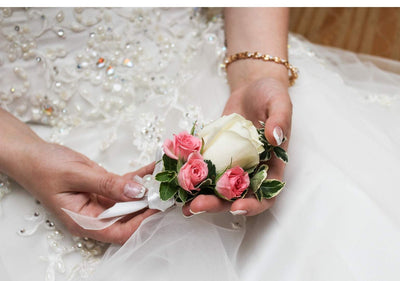 La boutonnière de mariage : l'accessoire incontournable du marié