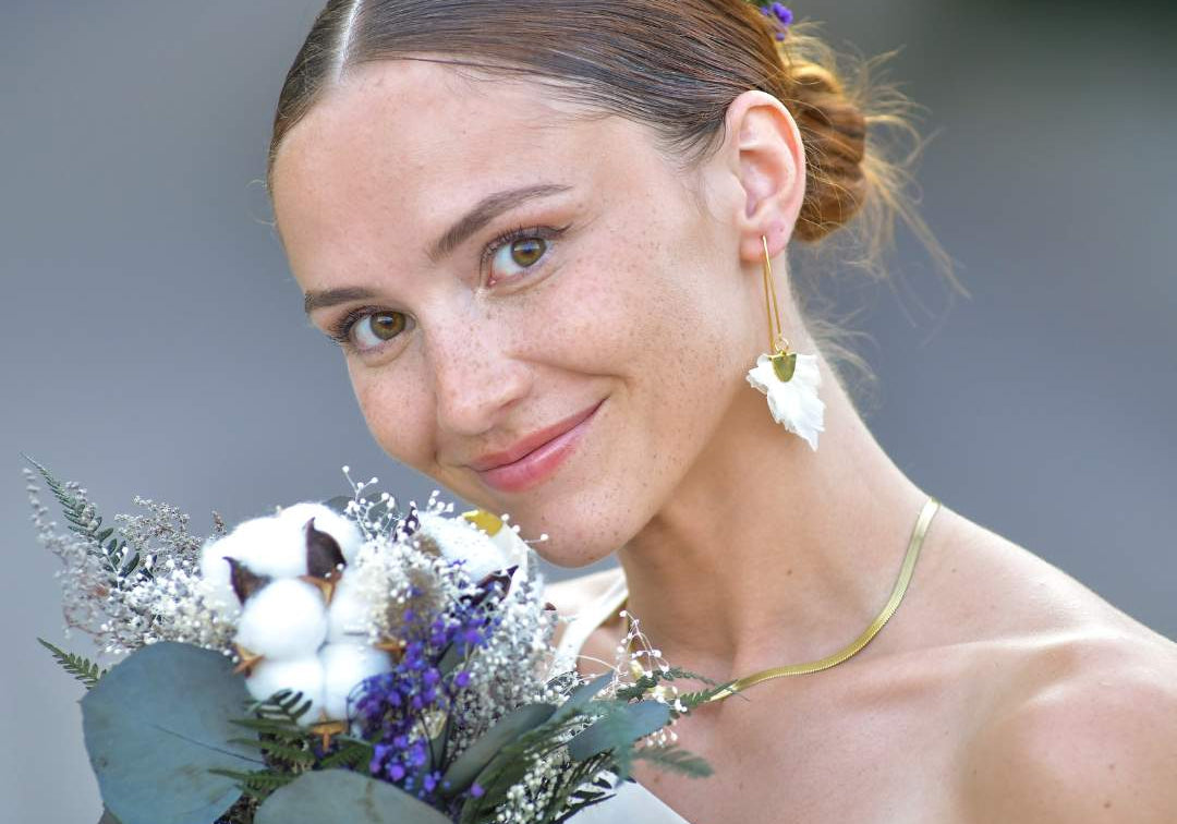 Trouvez la coiffure idéale pour votre mariage avec nos accessoires fleuris