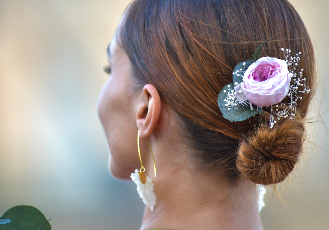 Élégance florale pour vos coiffures de mariage : Les pics à chignon en fleurs stabilisées