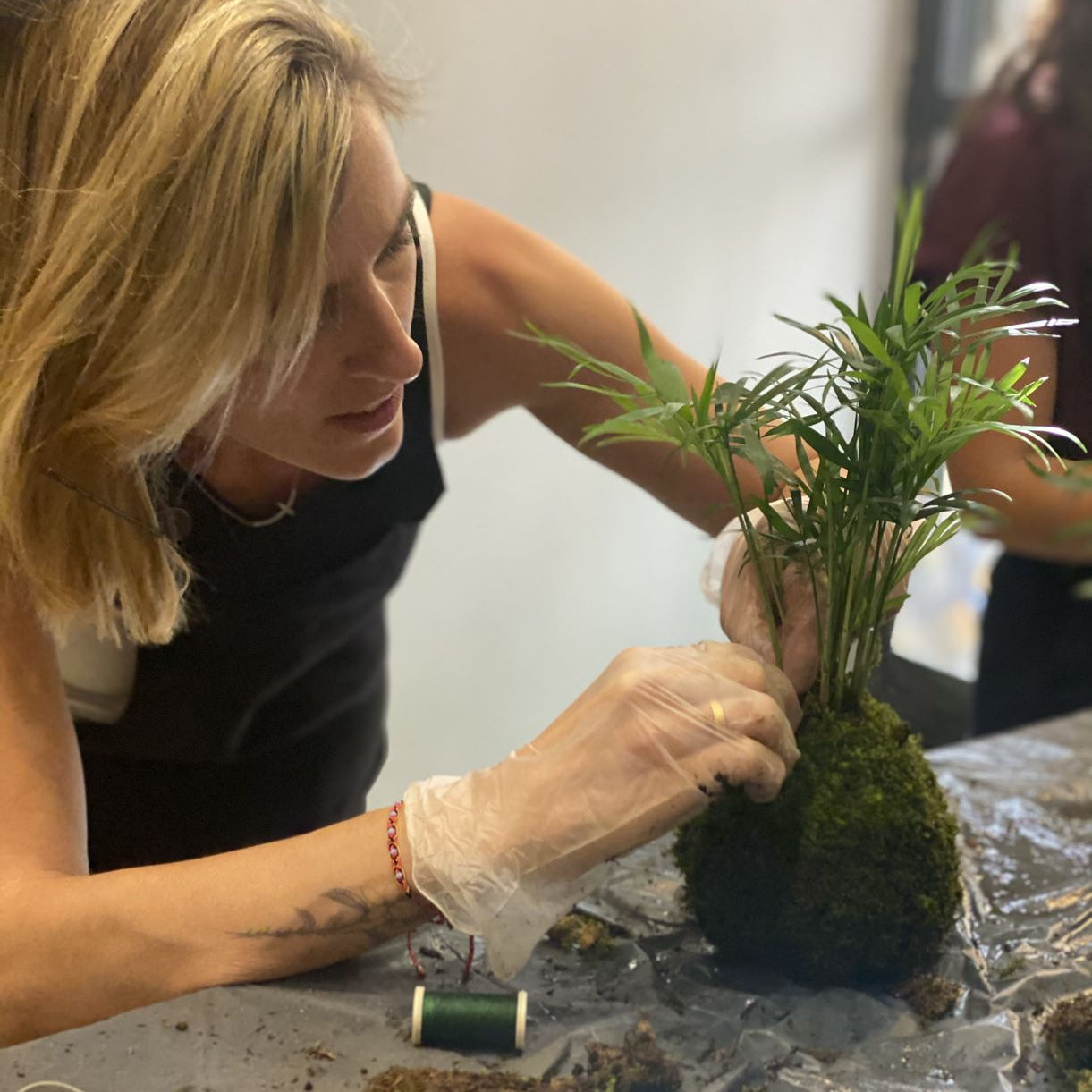 Bijoux délicats, bouquets raffinés et ateliers de fleurs à Paris