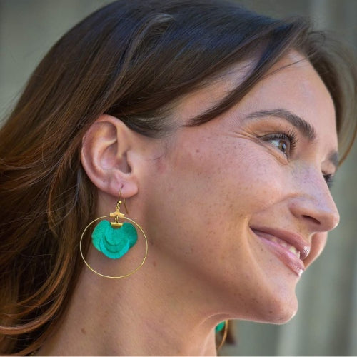 Sublimez votre beauté avec les boucles d’oreilles Bal, élégantes et raffinées, confectionnées à la main à Paris avec des fleurs éternelles.