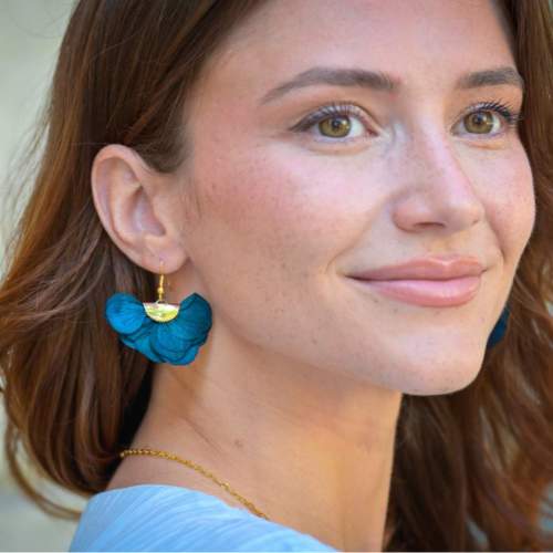 Boucles d’oreilles Ode, design demi-lune élégant et moderne, confectionnées à la main à Paris avec des fleurs éternelles stabilisées, sublimant votre style.