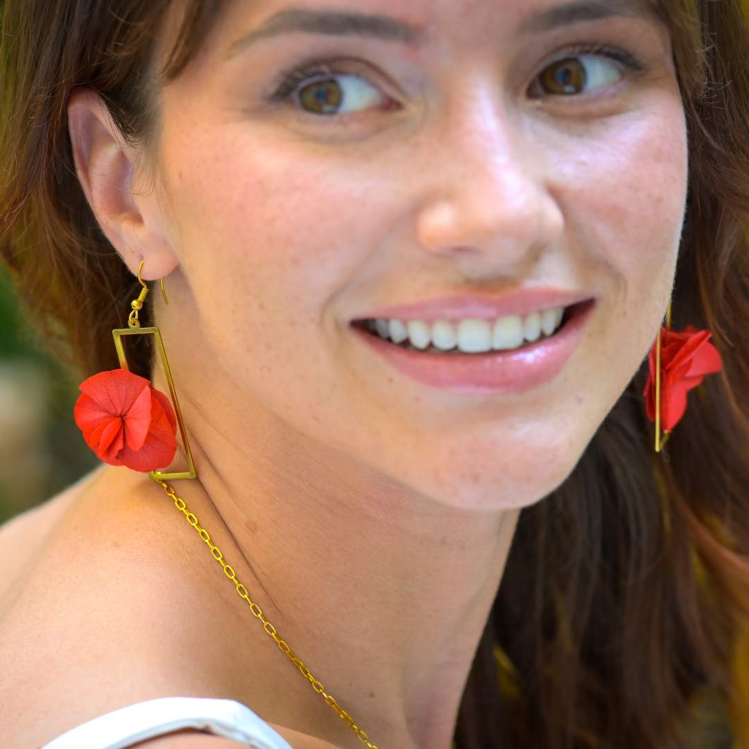 Offrez-lui des boucles d’oreilles inspirées des jardins à la française, élégantes et colorées, confectionnées à la main avec des fleurs éternelles à Paris.